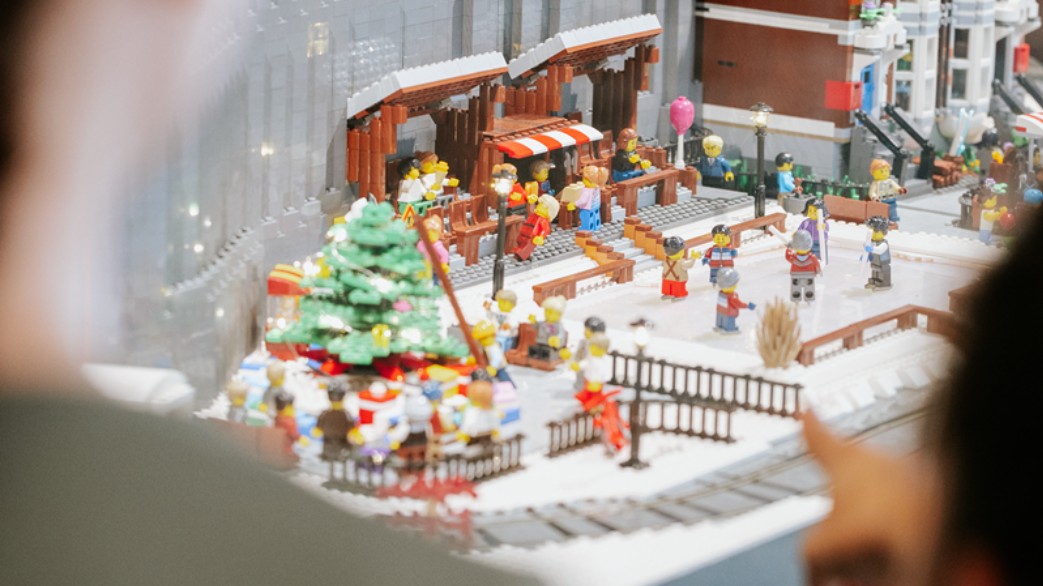 2024 Uptown Christmas windows